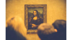 レオナルド・ダヴィンチの作品「モナリザ」を観賞する人々のイメージ